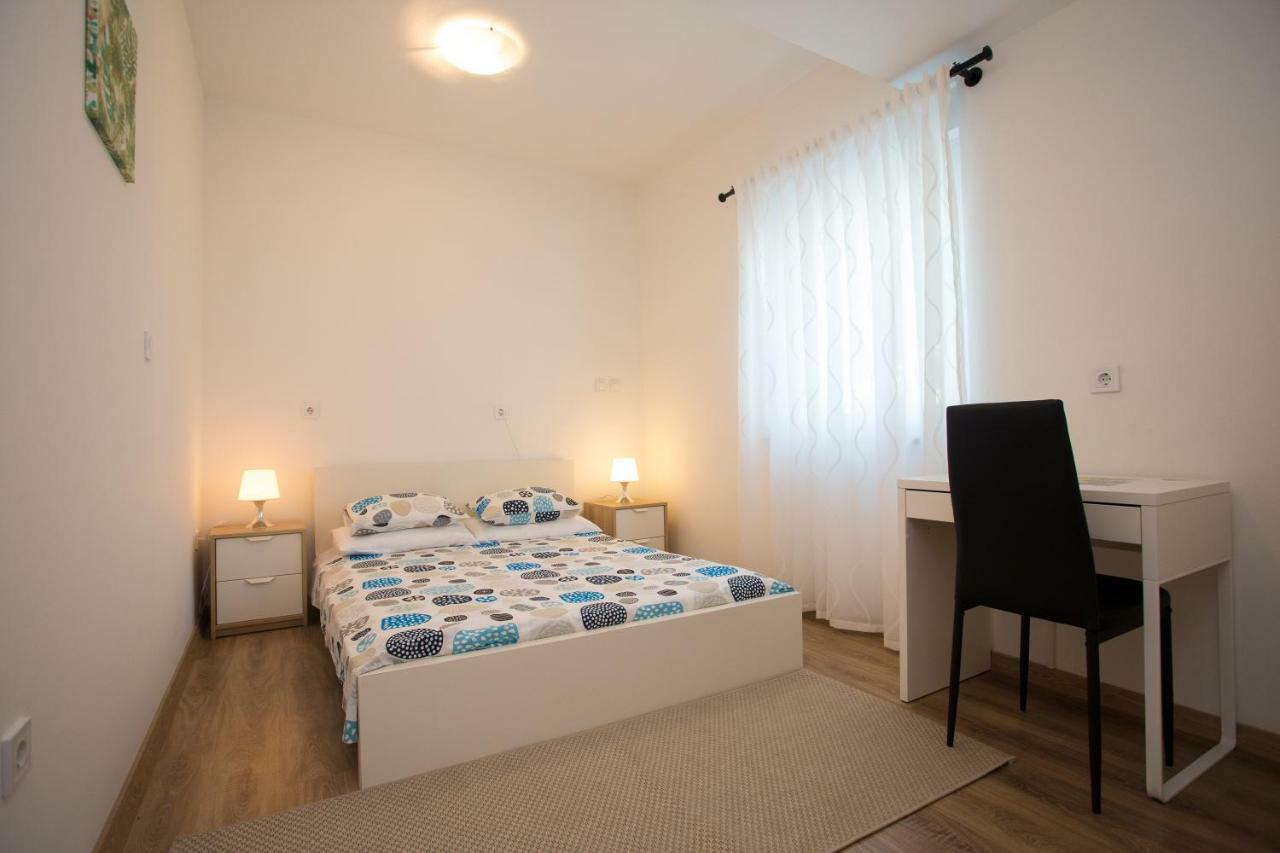 Apartman Girasol Pula Apartment Екстериор снимка